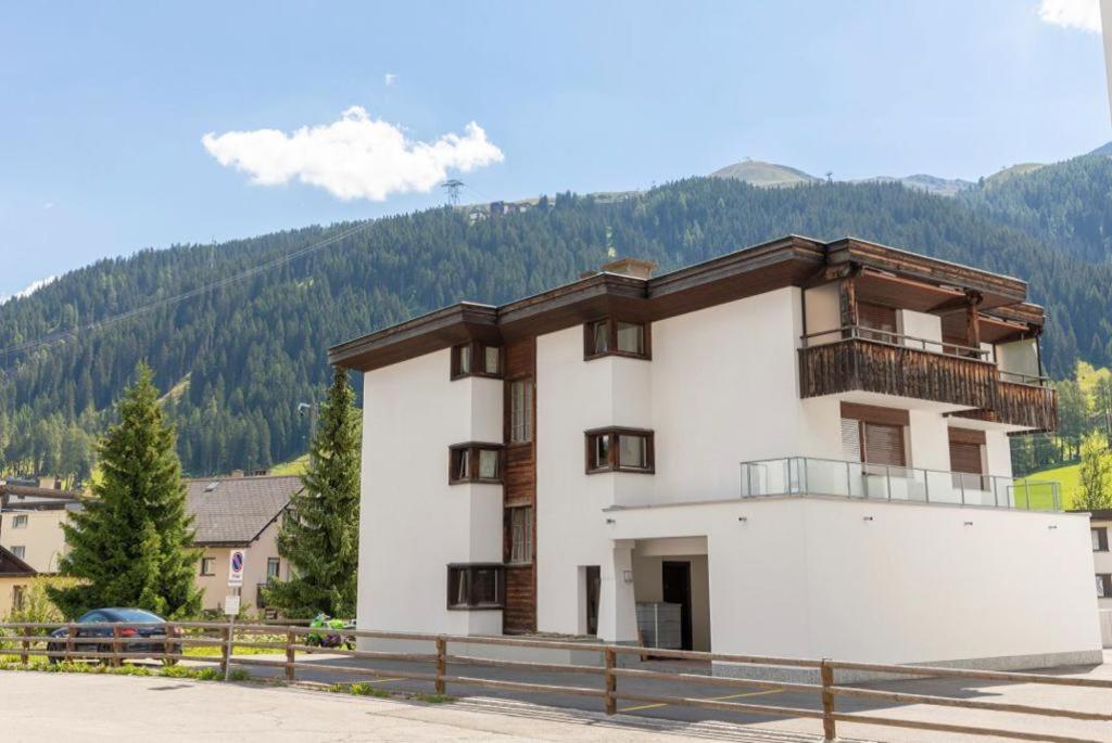 Agrimonia - 5,5-Zi Duplex Wohnung Bis 9 Personen Mit Eigenem Garten Davos Eksteriør bilde